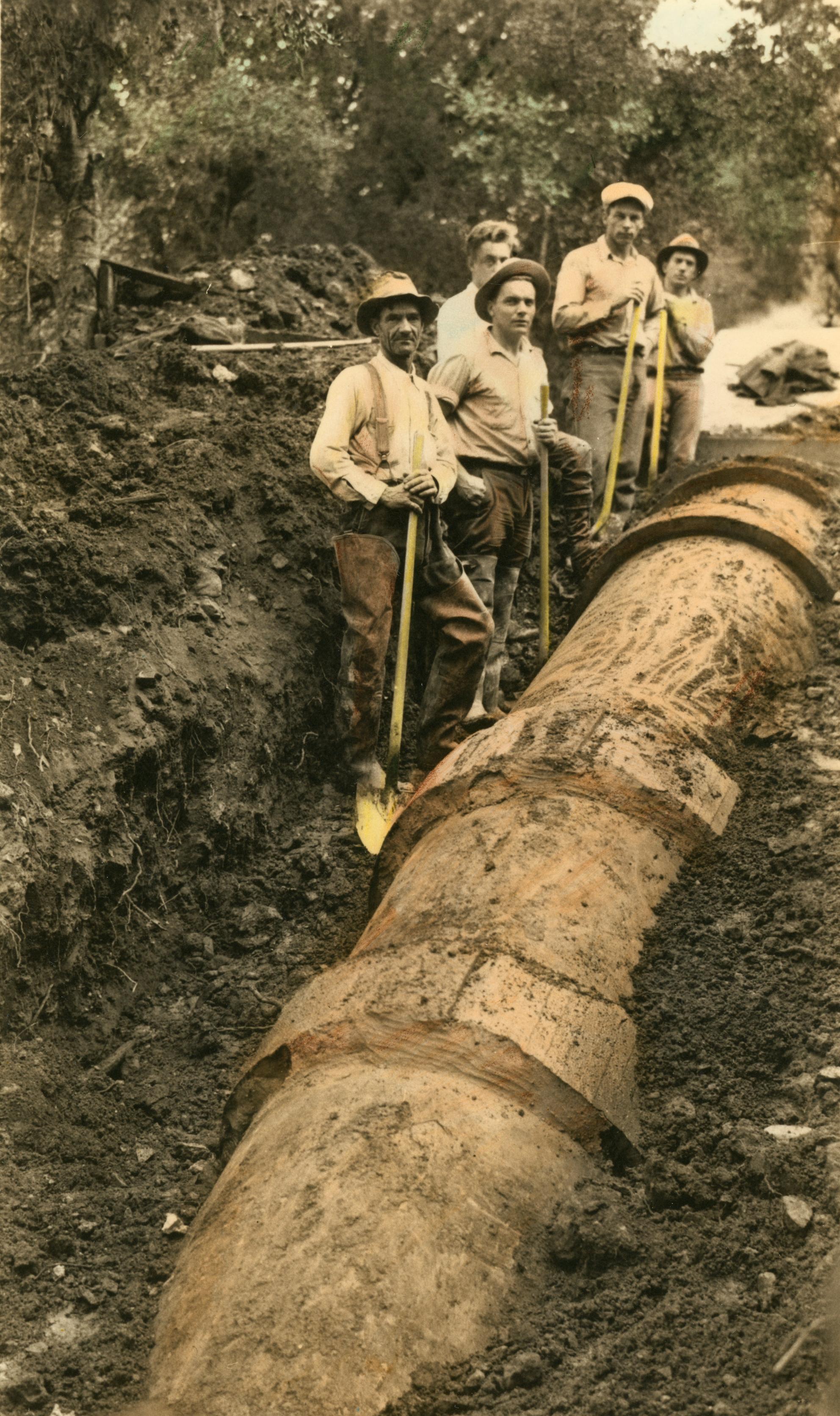 5_men_digging_around_main_with_shovels_-_LG_Flume.jpg Old