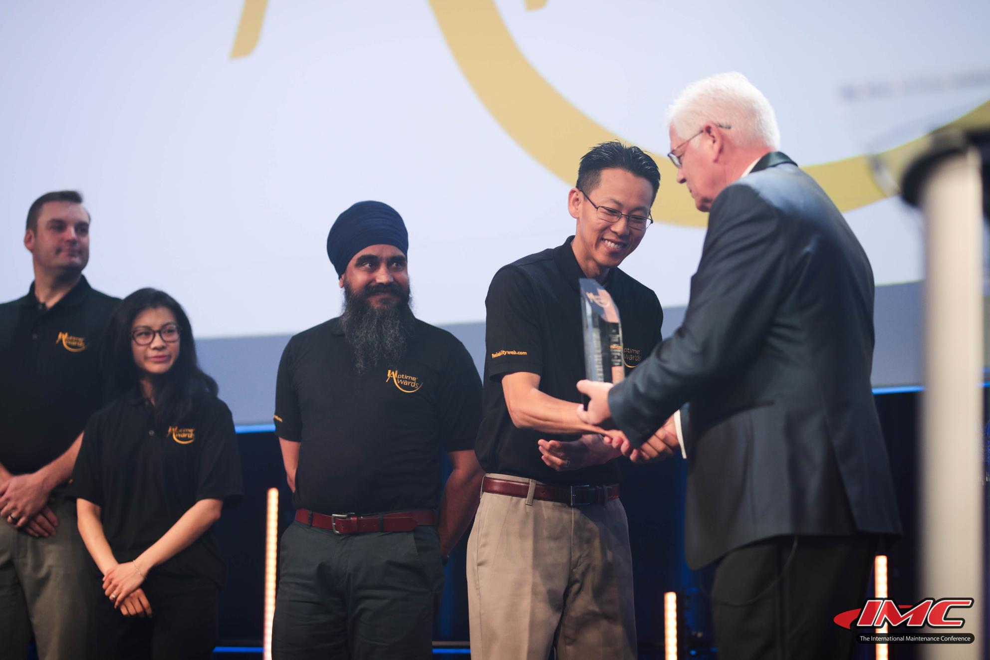 Andy Yang and team accepting Uptime award