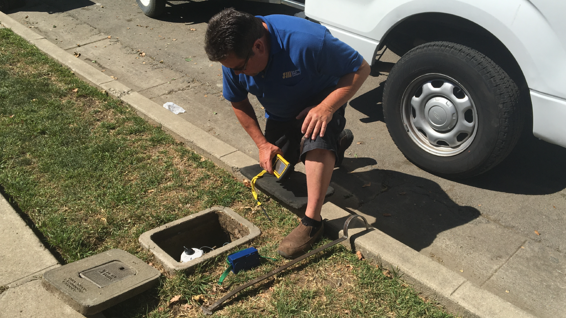 SJW_help_webpg_graphics_AMI.png SJW crew inspecting an advanced water meter